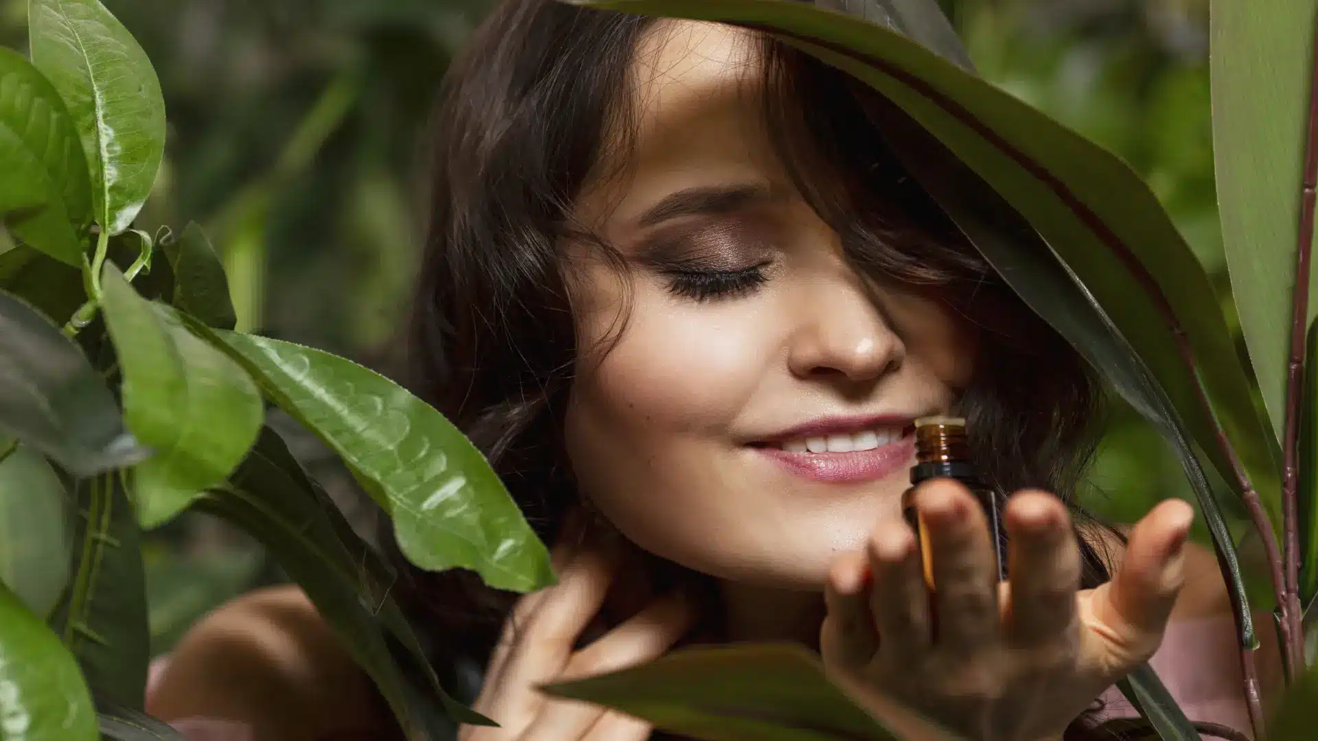 Cosmetici Naturali - La Guida Completa alla Bellezza Sostenibile - ragazza che guarda una foglia in mano