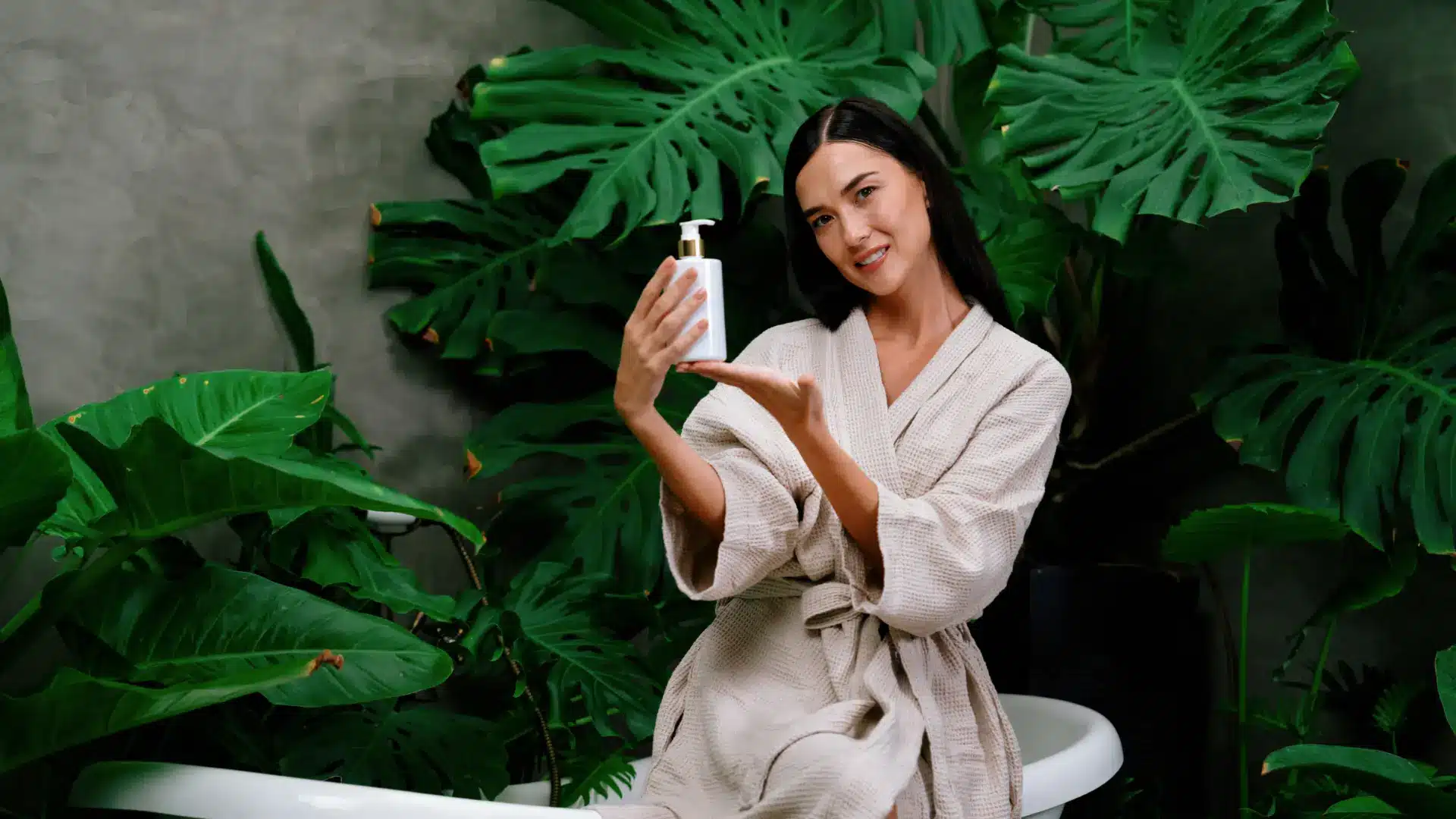 Cosmetici Naturali - La Guida Completa alla Bellezza Sostenibile - ragazza con flacone crema corpo